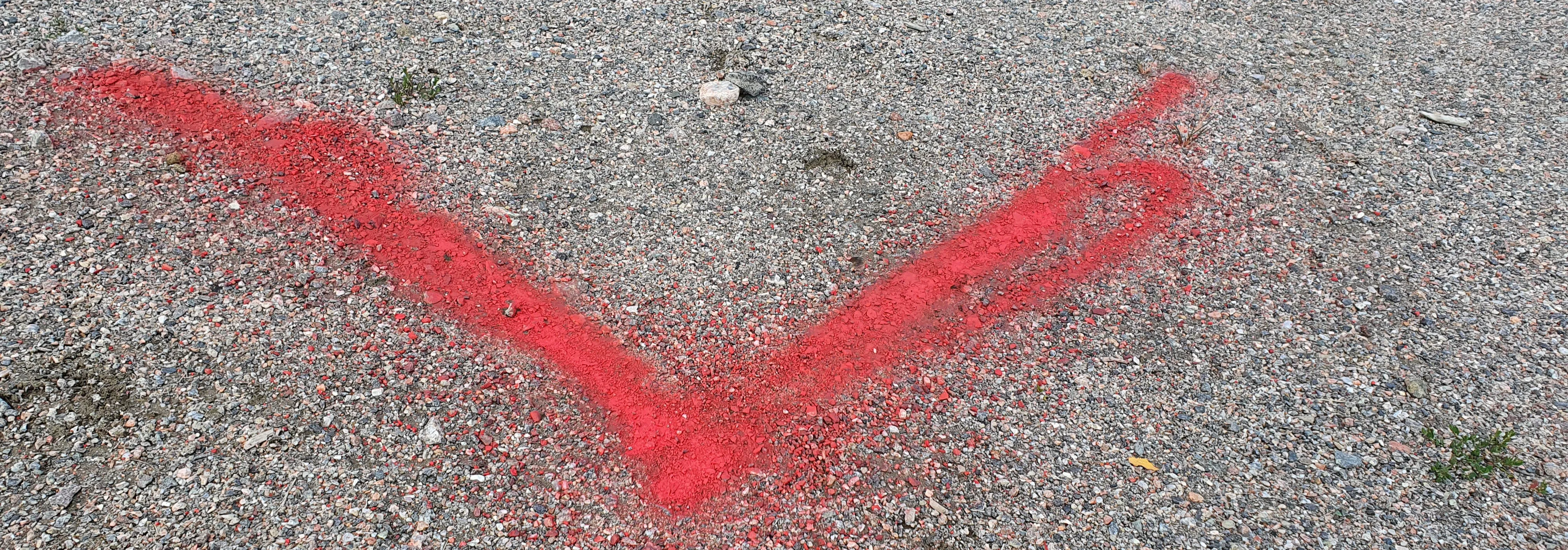 Bild på röd markering på en grusplan